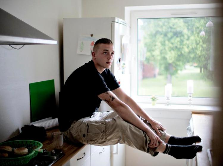 Hjemme. Rasmus Olsen er her på besøg hos sin mor i Tårnby, hvor han tit kommer forbi og får en kop kaffe og en sludder. At kunne hygge sig med sin familie er en af hans genvundne glæder. 