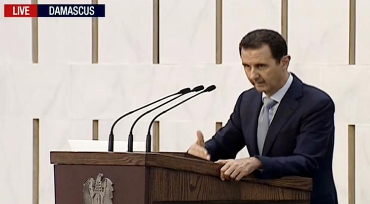 Tale. Assad siger, at regeringshæren sommetider må opgive kontrollen over områder for at kæmpe om andre vigtigere områder. 