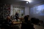 Sammenkomst. Ljudmila Timofejeva (stående) har inviteret veninderne til at se 'Harold og Maude' i den offentlige lejlighed 'Kvartira'. 