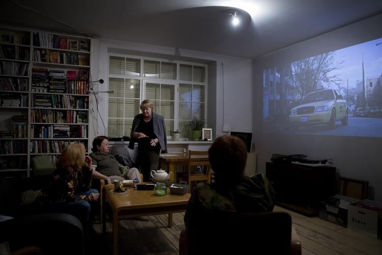 Sammenkomst. Ljudmila Timofejeva (stående) har inviteret veninderne til at se 'Harold og Maude' i den offentlige lejlighed 'Kvartira'. 