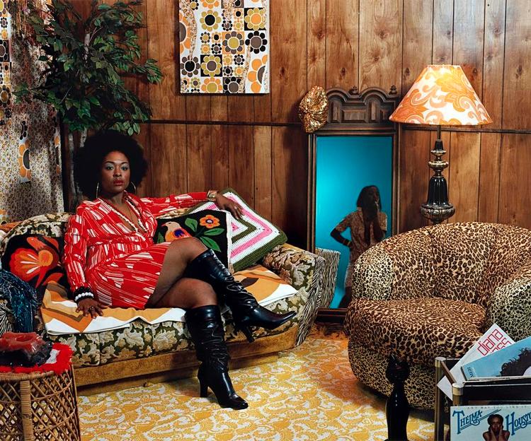 Iscenesat. Mickalene Thomas iscenesætter sig selv, som moderen så ud tilbage i de glade 1970'ere, som her i 'Sista Sista Lady Blue' fra 2007. 