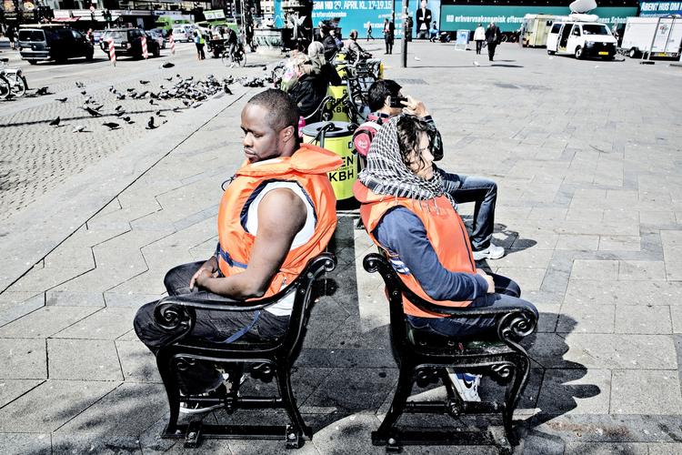 Usynlig. Vi skal huske at se hinanden i øjnene. Især i storbyen der er indrettet sådan, at så mange som muligt kan være ensomme sammen. 