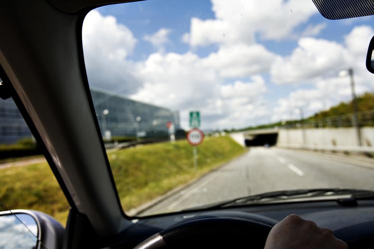 Kørekort. Hos Dansk Kørelærer Union er man ikke enige i, at det vil skærpe trafiksikkerheden, at man giver 17-årige lov til at køre bil - hvis de er i selskab med en erfaren billist. 