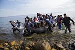 Flygtningene kommer sejlende til Lesbos' kyster fra Tyrkiet. En plads i en at de overfyldte gummibåde koster typisk 1.000 dollar plus 35 dollar for en redningsvest. Der sidder oftest mellem 30-45 personer i gummibådene og turen tager omkring halvanden time. 