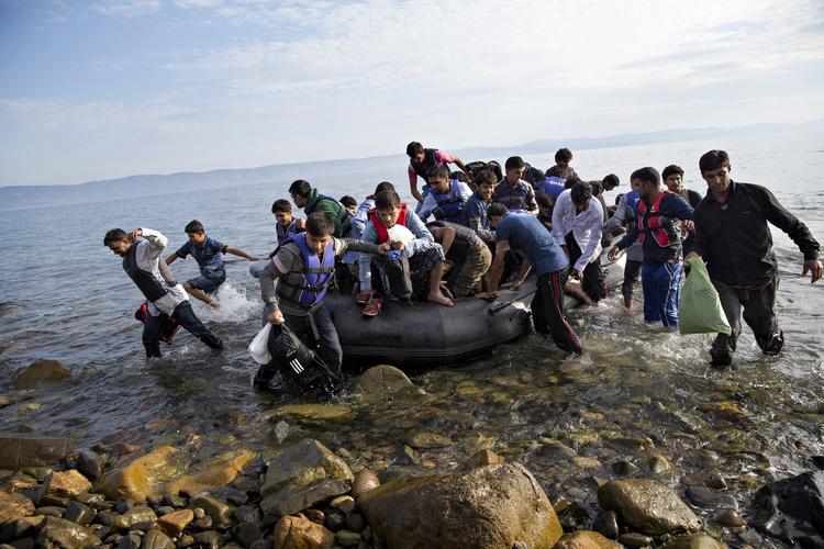 Flygtningene kommer sejlende til Lesbos' kyster fra Tyrkiet. En plads i en at de overfyldte gummibåde koster typisk 1.000 dollar plus 35 dollar for en redningsvest. Der sidder oftest mellem 30-45 personer i gummibådene og turen tager omkring halvanden time. 