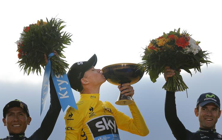 PODIET. Da Chris Froome blev hyldet som løbets vinder havde han selskab af Movistar-ruytterne Nairo Quintana (tv.) og Alejandro Valverde (th.). 