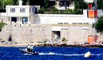 Kongemagt. Den offentlige strand var lukket, og fransk politi patruljerede i går i motorbåde ud for villaen, hvor den saudiarabiske konge ventes at holde til i de næste tre uger med sit følge på 1.000 personer. 