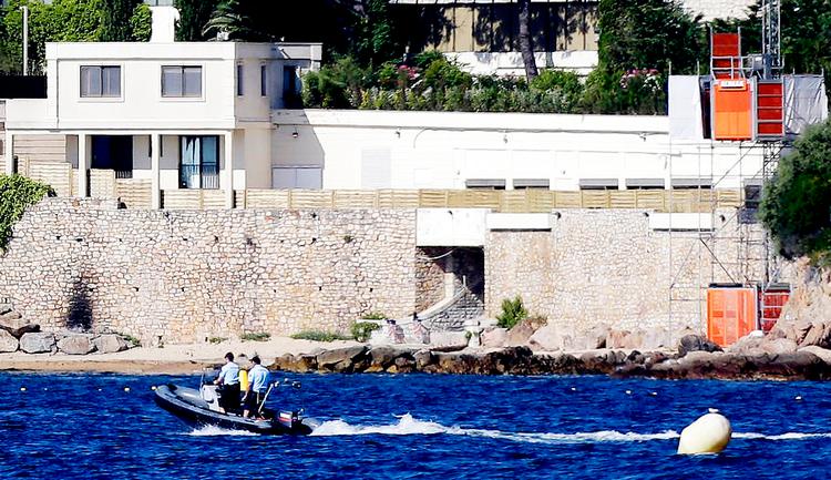 Kongemagt. Den offentlige strand var lukket, og fransk politi patruljerede i går i motorbåde ud for villaen, hvor den saudiarabiske konge ventes at holde til i de næste tre uger med sit følge på 1.000 personer. 