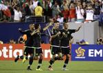 TRIUMF. Oribe Peralta (nr. 2 fra højre) har scoret, og de mexicanske spillere fejrer succesen under finalen mod Jamaica i Philadelphia. 