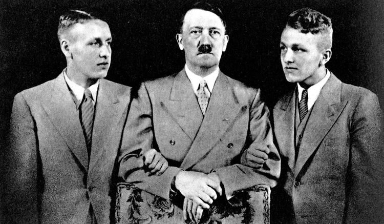 Onkel. Wagners børnebørn Wieland og Wolfgang fotograferet arm i arm med Adolf Hitler, som de som små lærte at kalde Onkel Wolf. 