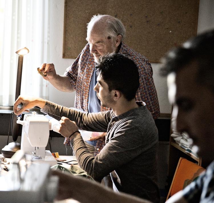 Frivillig. Her ses Bent R. Nielsen, der, sammen med de to syriske skræddere Jalal Soran Lias og Abdulaziz Chiikno, har startet en interkulturel syklub. 