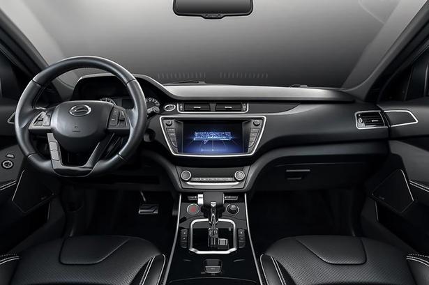 FALSK. Landwinds designere har prøvet at genskabe Range Rover i kabinen. Gearvælgeren er dog ikke korrekt kopieret. 