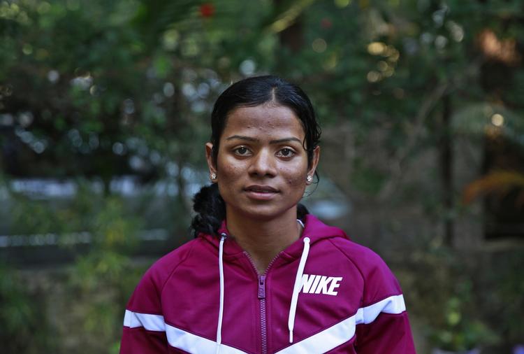 LETTET. Dutee Chand er lykkelig for, at hun igen kan løbe 100 og 200 meter internationalt, efter Cas har underkendt verdensatletikforbundet IAAF's regler omkring en kønstest. 