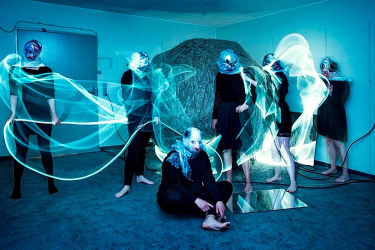 Genrekryds. Indiebandet Efterklang blandet op med improkollektivet We like We og operasangere skaber tilsammen et abstrakt univers med sange om afgrunde, hykleri, tab, fald og mørke. Forestillingen er en co-produktion mellem Copenhagen Opera Festival og teatret Sort/Hvid. Foto: Søren Solkær 