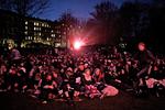 Koldt. Open air filmvisning hører ikke kun sommeren til. i april mødte københavnerne talstærkt op til visning af 'Game of Thrones' i Østre Anlæg. 