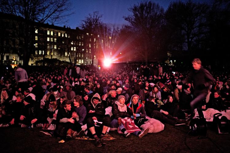 Koldt. Open air filmvisning hører ikke kun sommeren til. i april mødte københavnerne talstærkt op til visning af 'Game of Thrones' i Østre Anlæg. 