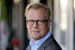 Dobbeltløn. Den nyudnævnte forsvarsminister Carl Holst mener selv, at der er fair, at han modtager løn som minister og for sin tid som regionsrådsformand. 