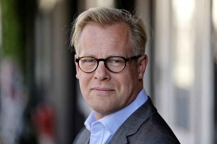 Dobbeltløn. Den nyudnævnte forsvarsminister Carl Holst mener selv, at der er fair, at han modtager løn som minister og for sin tid som regionsrådsformand. 