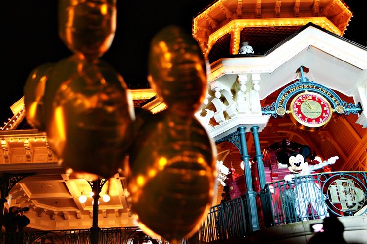 EU-konkurrencekommissær vil se nærmere på, om Disneyland i Paris forskelsbehandler sine kunder. 