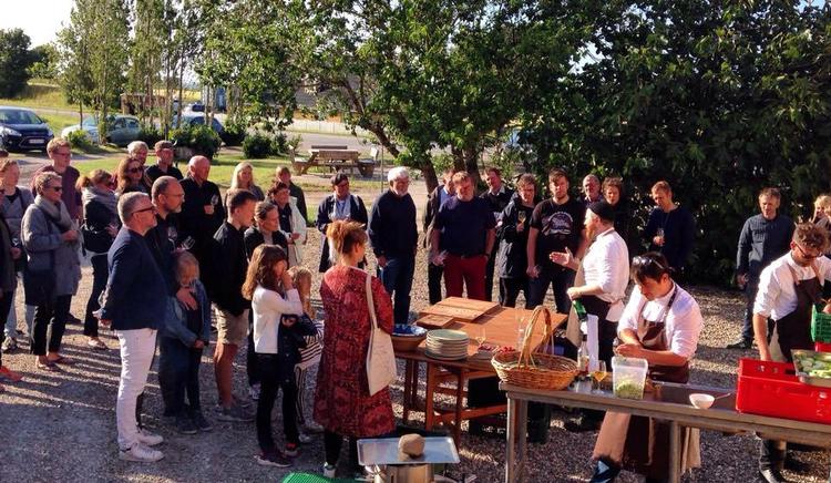 Il Buco. Københavnske restauranter tager på tur hen over sommeren og boltrer sig i biodynamiske grøntsager på Birkemosegård. På fredag er det Il Buco der står ved gryderne. 