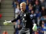 redning. Kasper Schmeichels flotte refleksredning i kampen mod Serbien er med i opløbet om at blive 'årets redning' i Uefa-regi. 