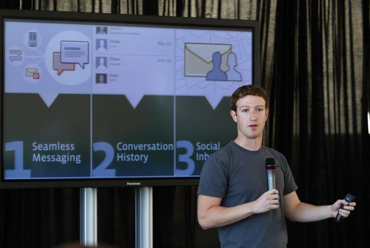 Facebooks grundlægger Mark Zuckerberg beder investorerne om tid i forbindelse med selskabets opkøb som Instagram. 