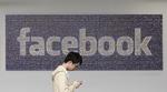 Facebook. Ung kineser går forbi et Facebook-logo, som er genereret ud fra tusindvis af brugerbilleder fra det sociale netværk. Og brugerne er der masser af - faktisk næsten 1,5 milliarder af dem. 