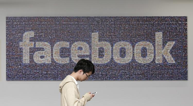 Facebook. Ung kineser går forbi et Facebook-logo, som er genereret ud fra tusindvis af brugerbilleder fra det sociale netværk. Og brugerne er der masser af - faktisk næsten 1,5 milliarder af dem. 