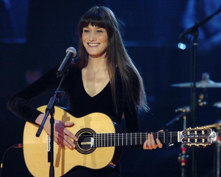 Hit. Musikeren Carla Bruni , der er tidligere topmodel og fransk præsidentfrue har kun fået sin sang 'Le plus beau du quartier' spillet én gang på P3. Men her kan du høre den. 