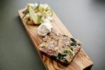 kødfejring. Med en beliggenhed, der hedder Slagterboderne i Kødbyen, passer kødentusiasterne i Fleisch ind som fod i hose. Men det helt store kødsus udebliver. 