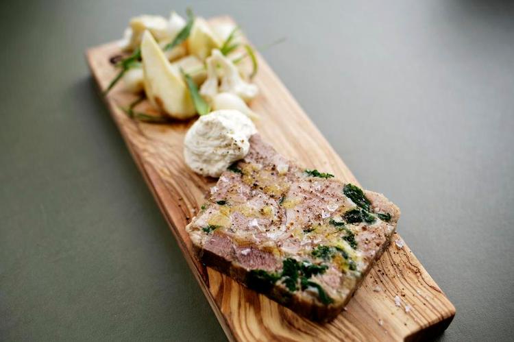 kødfejring. Med en beliggenhed, der hedder Slagterboderne i Kødbyen, passer kødentusiasterne i Fleisch ind som fod i hose. Men det helt store kødsus udebliver. 