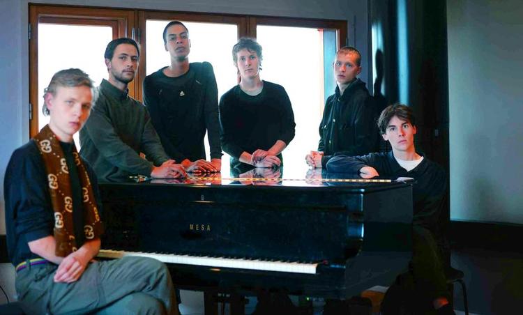 Forvandlet. Synd og Skam har opløst sig selv som punkband for at gøre plads til hiphop og autotunet vokal. Masser af autotunet vokal. 