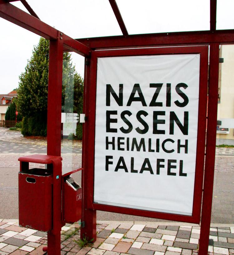 Reklame. 'Nazister spiser falafel - i hemmelighed', stod der på en af plakaterne på busstoppesteder i byen Freital. 