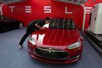 VILDERE. 717 hestekræfter i en Tesla Model S er med producentens egne ord 'vanvittigt'. Nu bliver den endnu vildere. Foto: Ng Han Guan/AP 