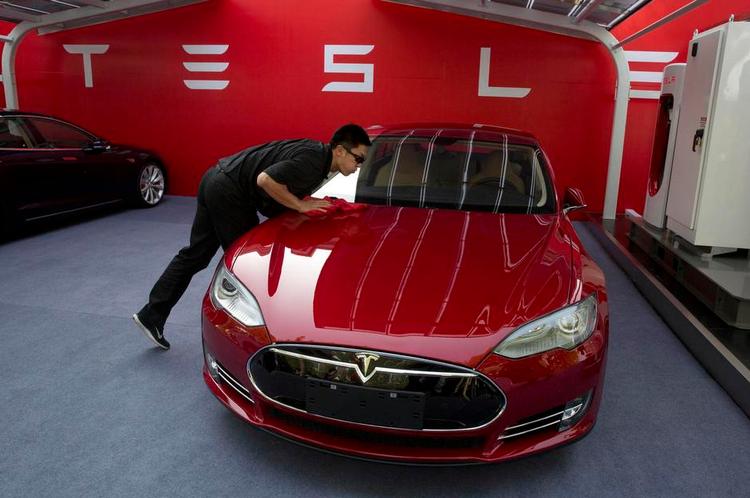 VILDERE. 717 hestekræfter i en Tesla Model S er med producentens egne ord 'vanvittigt'. Nu bliver den endnu vildere. Foto: Ng Han Guan/AP 