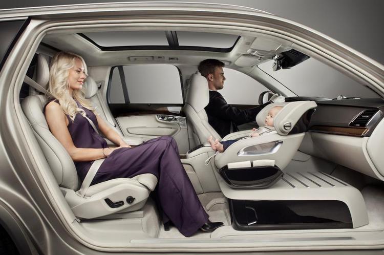 NYSKABELSE. Volvo smider passagersædet ud og sætter en rendyrket barnestol ind i stedet for. I første gang som et forsøg. 