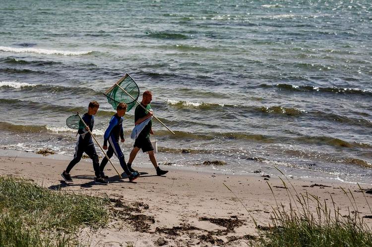 PÅ TOGT. Hjalte Kofoed Mathiasen og Frederik Oscar Olesen på vej til at fange rejer sammen med garvede rejefanger Jens Patrick Thiede. 