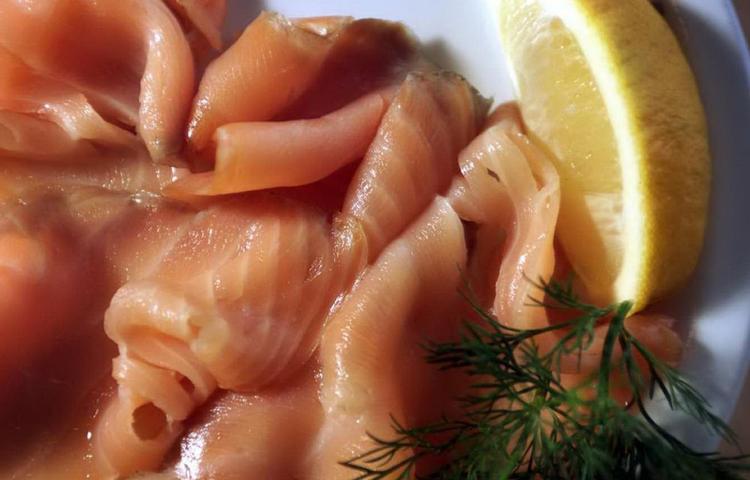 bakterier. Listeria-inficeret røget laks har kostet en livet. 