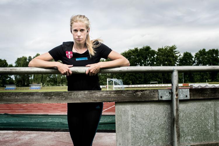 MODNET. Sara Slott Petersen viser som 28-årig det klart bedste niveau i hele løberkarrieren. Her tager hun et lille hvil under træning på Viby Stadion. 