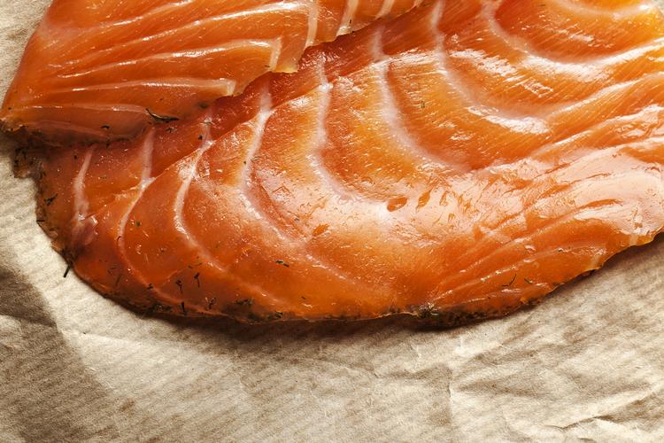 Sygdom. Man kanm roligt fortsætte med at spise laks, lyder det fra Fødevarestyrelsen. 