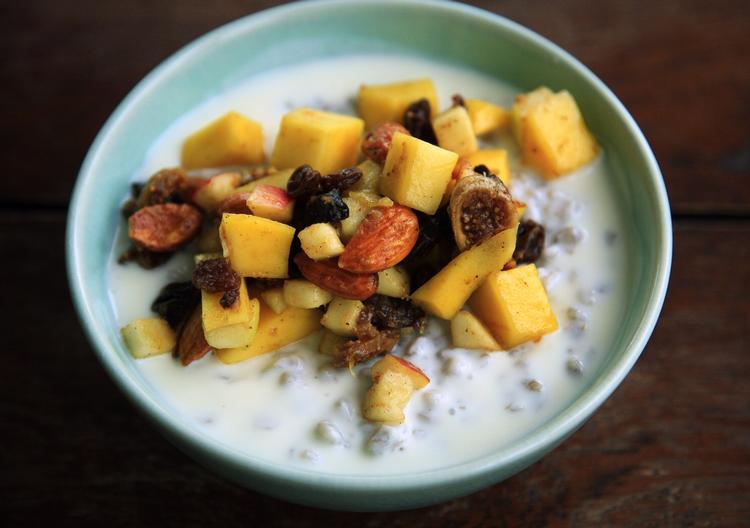 Sund morgenmad: Byg med yoghurt og frugter. Arkivfoto. 