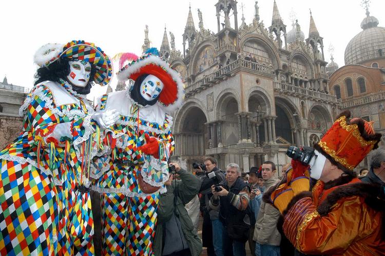 UNDERHOLDNING Venedig er et farverigt skue. Men byen kan være dyr for turister. 