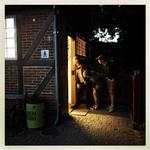 Kuk-kuk. På Kastel Broens toiletter lurer de tre nordmænd efter par, der har sex i det fri - Kastel Broen er et yndet sted for den aktivitet! 