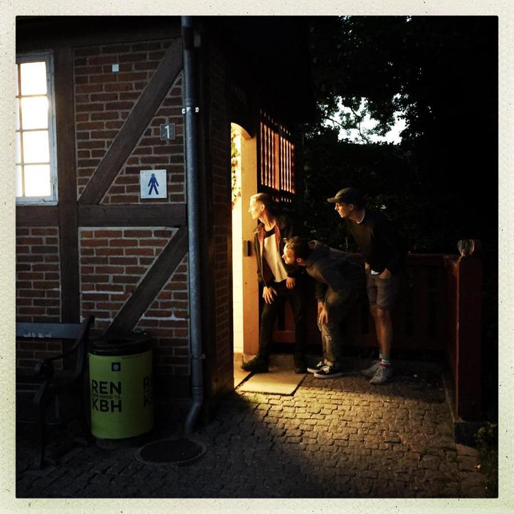 Kuk-kuk. På Kastel Broens toiletter lurer de tre nordmænd efter par, der har sex i det fri - Kastel Broen er et yndet sted for den aktivitet! 