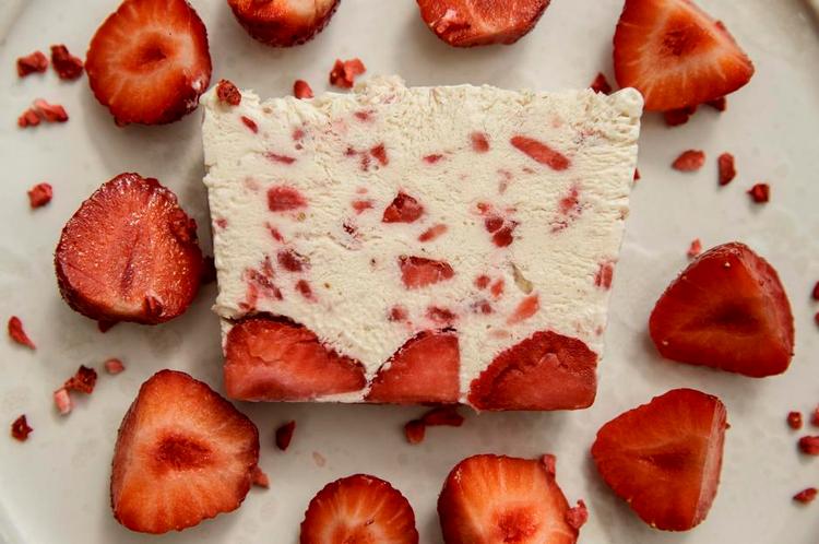 BÆR. Semifreddo, her med jordbær, skal tages ud af fryseren i god tid, så skiverne er bløde. 