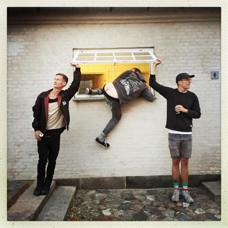 Hallo? Tre nyankomne nordmænd på toilettet ved Kastel Broen - et yndet sted for fans af sex i det offentlige rum. 