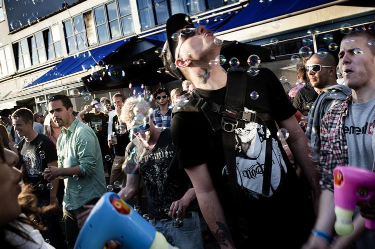 Bobler. Området mellem de tre barer bliver omdannet til et rullende dansegulv. 