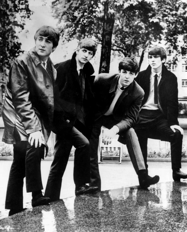 Beatles. Poserer i London 1963. Flere sange kom aldrig ud, fordi John Lennon og Paul McCartney ikke kunne huske dem morgenen efter, de havde skrevet dem. 