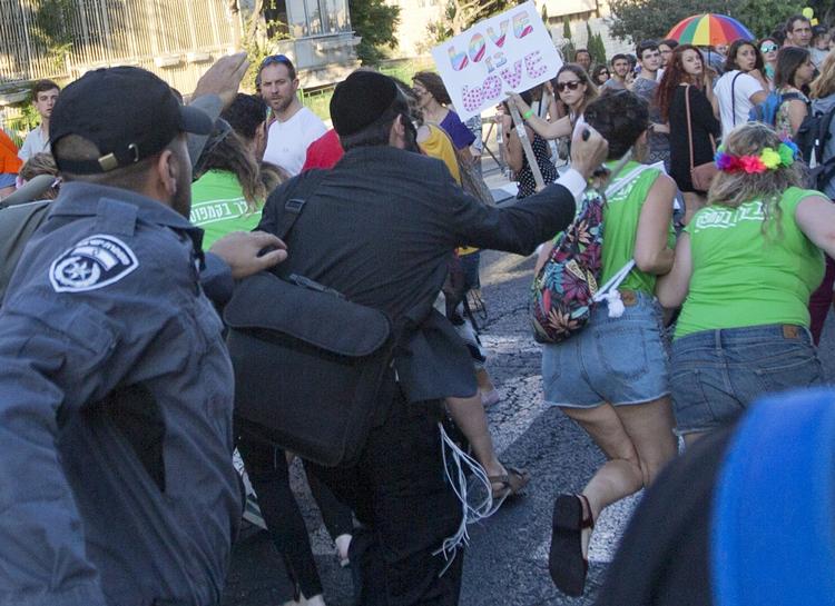 Angreb. En ultraortodoks jøde overfaldt seks deltagere med en kniv i en parade for homoseksuelle og transkønnede. 