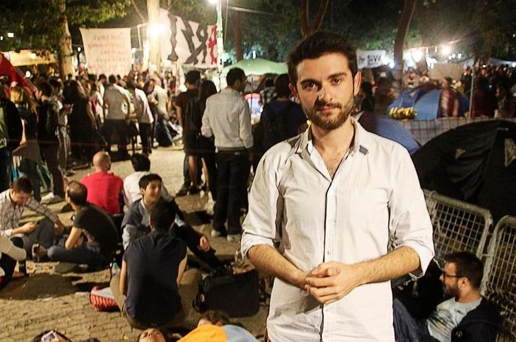 Oplysning. Under demonstrationerne i sommeren 2013, der begyndte med protester mod nedlæggelsen af Gezi parken og bredte sig ud over Tyrkiet fra Istanbuls Taksim-plads, var Engin Önden og 140journos også på pletten og fortalte, hvad der skete. Her begyndte antallet af følgere for alvor at vokse. Foto: José Miguel Calatayud 